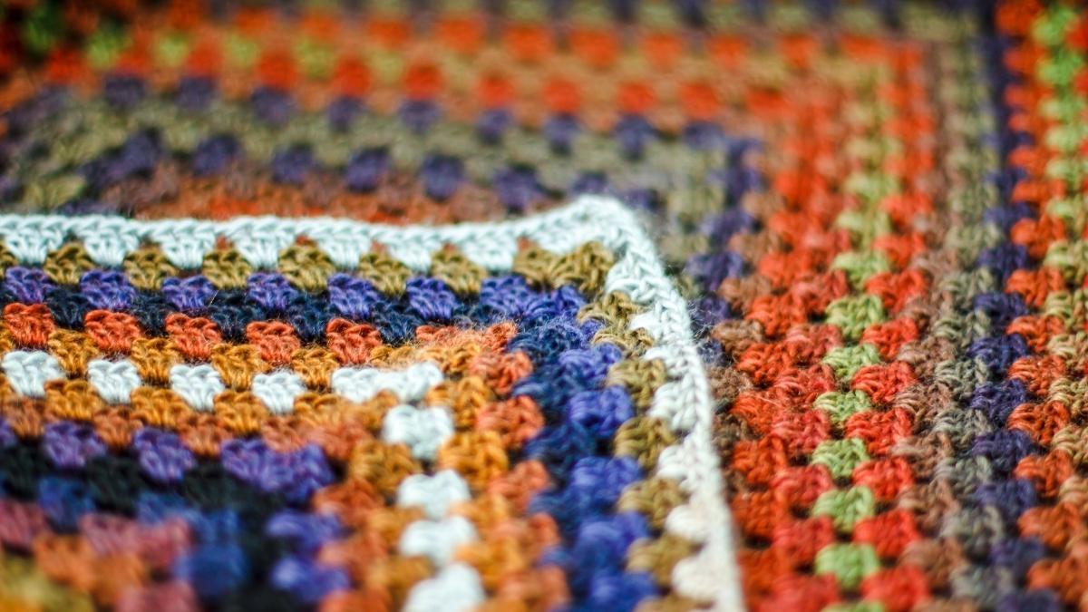 The granny stripe stitch in granny squares